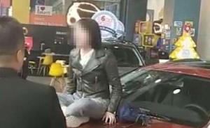 奔驰女车主被指拖欠钱款？薛姓女子曾遇追债双方入派出所协商