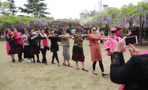 大媽退休集體爭(zhēng)艷，補(bǔ)償年輕時(shí)失去的美