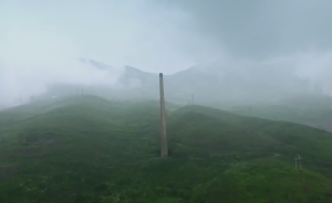 为隐蔽山中的核基地，三线工人建烟囱迷惑敌机