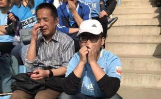 大連盲人球迷帶收音機現(xiàn)場聽球：每個進球我都在腦海想象