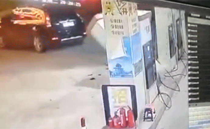 油槍沒拔車輛啟動拽倒加油機，加油站起火