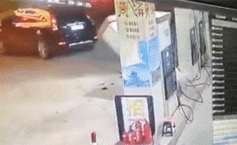 油槍沒拔車輛啟動(dòng)拽倒加油機(jī)，加油站起火
