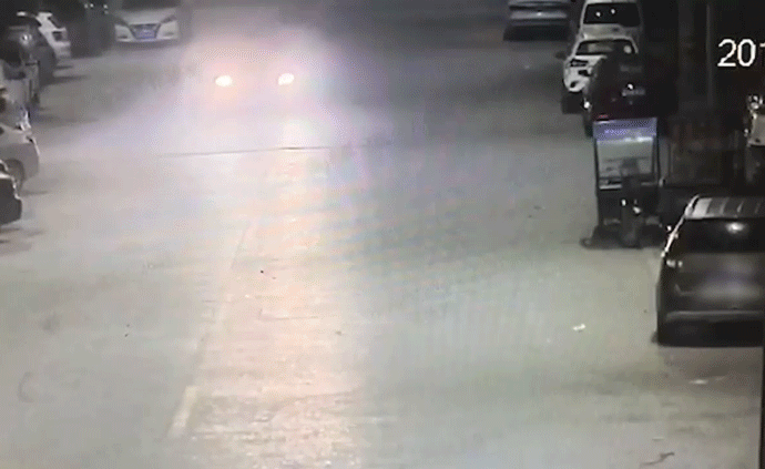 車內(nèi)吵架，開車丈夫打妻子致失控撞4車