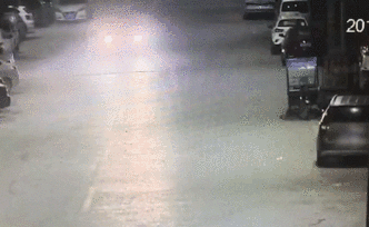 車內(nèi)吵架，開車丈夫打妻子致失控撞4車