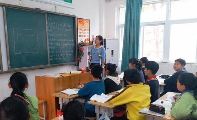 女教師骨裂仍拄拐上課，校方發(fā)“休息令”