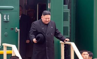 金正恩專列20多小時(shí)赴俄路：女學(xué)生捧鮮花，大列巴迎接