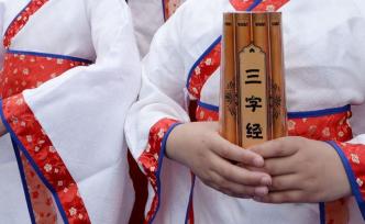 媒體刊文：拿“國學(xué)”當(dāng)面具，遮不住販賣教育焦慮的丑態(tài)