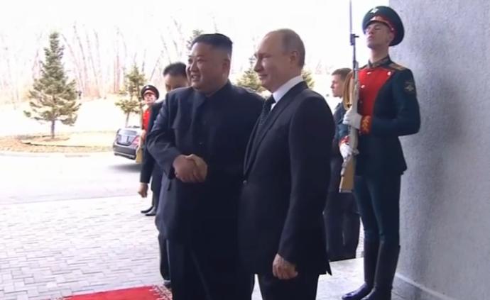 普京與金正恩首次會晤,微笑握手合影