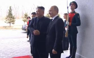 普京與金正恩首次會晤，微笑握手合影