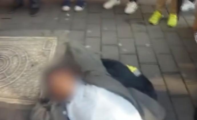 爺爺接留守孫子放學(xué)，醉倒路邊被警車送走