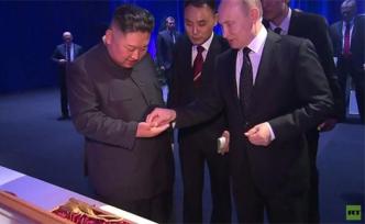 普京送金正恩杯具和彎刀，金正恩贈(zèng)普京朝鮮寶劍