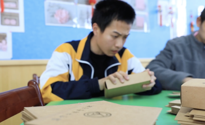 半個(gè)月學(xué)會(huì)加購(gòu)物車(chē)，你習(xí)以為常的事情，他們需要從頭學(xué)起