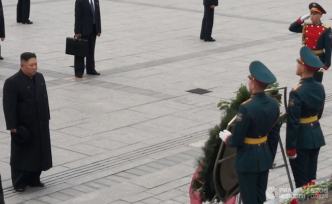 金正恩到訪俄太平洋艦隊(duì)并向長(zhǎng)明火獻(xiàn)花，下午將啟程返朝