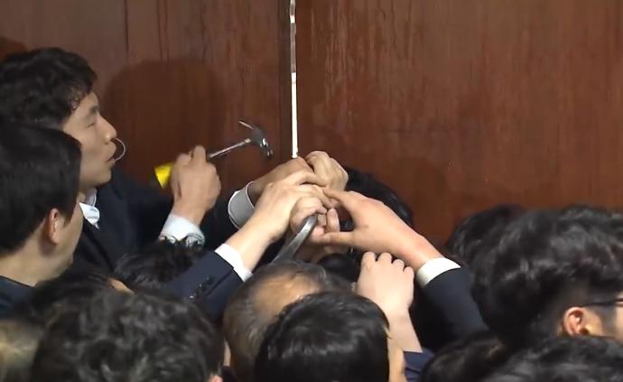 韓國議員國會“肉搏”，鐵撬鐵錘齊上陣