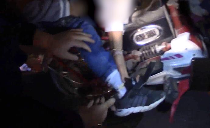 男孩腳卡電動(dòng)車，不停哭喊“鞋怎么辦”