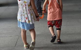 95后新手爸媽怎么“遛娃”？：高科技養(yǎng)娃，花錢不手軟