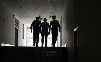 潛逃二十年終醒悟，北京一職務(wù)犯罪嫌疑人攜房本現(xiàn)金自首