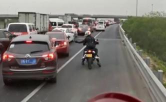 摩托車騎手為消防車開道后被扣分？車主稱愿意接受處罰