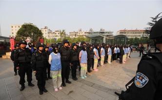 昆明涉黑組織通過酒托詐騙百萬，警方押解33名嫌犯辨認現場