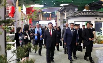 習近平和彭麗媛同出席北京世園會的外方領導人夫婦參觀園藝展