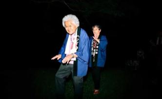 12年她不斷往返夏威夷和福島兩地，講述一個背井離鄉(xiāng)的故事