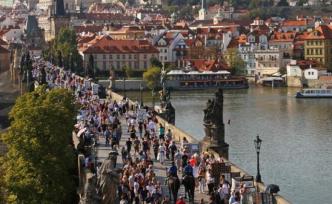 歐洲極右翼布拉格大集會(huì)，勒龐痛批歐盟將變前蘇聯(lián)