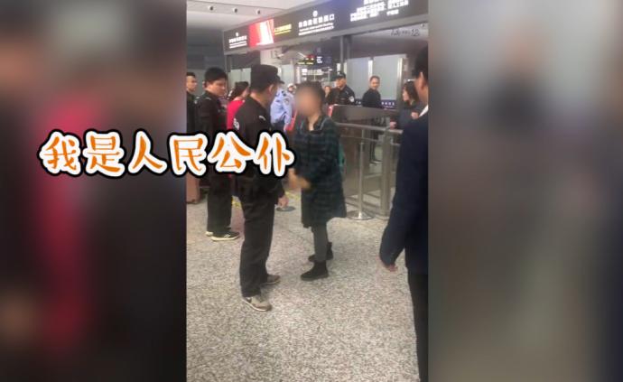 “人民公仆”扇安檢？警方：她不是公務(wù)員