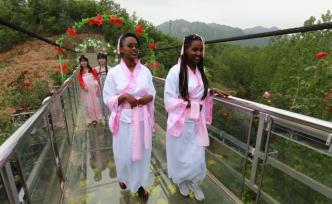 埃塞俄比亞女生貝蒂入選花海“七仙女”，女生著漢服巡游