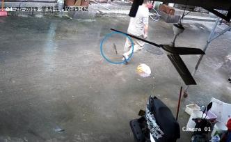 差點(diǎn)沒命！男子路上走，菜刀天上掉