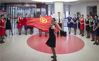 深航客艙服務(wù)部團委以“紅歌快閃”活動紀念五四運動一百周年