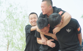 90后退伍軍人開(kāi)“硬核”洗車行，每天帶員工踢正步疊豆腐塊