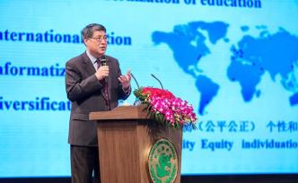 上海紐約大學(xué)校長俞立中與宋慶齡學(xué)校高中生對話“未來教育”
