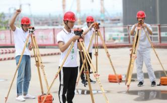 新華社評(píng)論員：練就過(guò)硬本領(lǐng)，錘煉品德修為