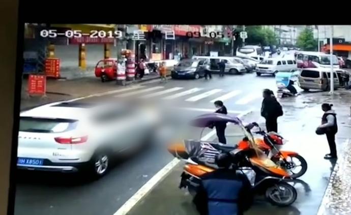 男子驾车撞倒女子,二次碾压后再撞班车