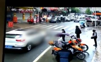 男子驾车撞倒女子，二次碾压后再撞班车