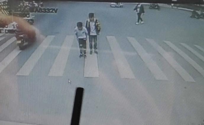 公交司機(jī)禮讓斑馬線，倆小學(xué)生鞠躬感謝