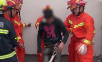 學(xué)圣誕老人爬通風(fēng)道送禮，男子被卡27樓
