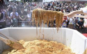 巨型方便面试吃活动创吉尼斯纪录，总热量超78万千卡