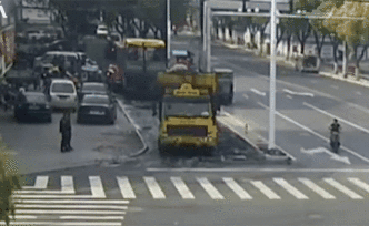 奧迪車被倒下電線桿砸塌，所幸車內(nèi)沒人