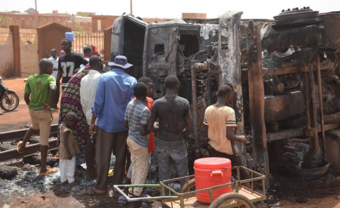 尼日尔油罐车侧翻，民众取油致爆炸58死