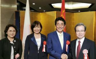 安倍晉三出席駐日大使程永華離任招待會(huì)，稱贊其任內(nèi)所做努力