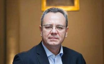 走下飛機(jī)的前一刻，法國(guó)商業(yè)巨頭被美國(guó)FBI帶走