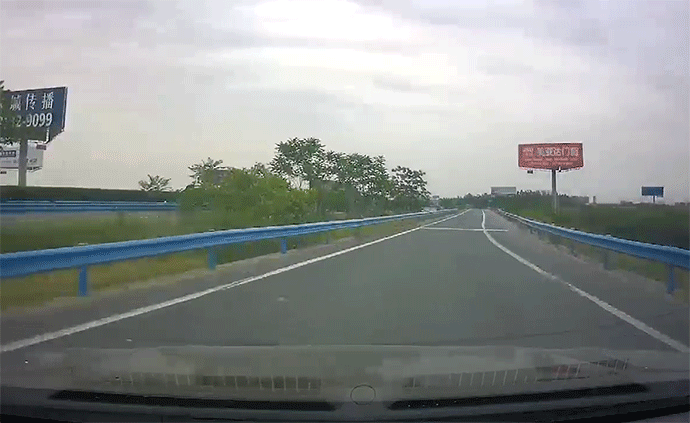 SUV变道不避让,直行轿车被撞底朝天