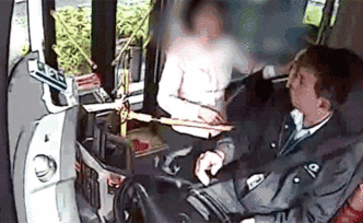 法治課｜女乘客打公交車司機(jī)一巴掌，為何被判四年刑？