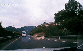 高速上前車備胎掉落，砸中后車乘客嚇傻