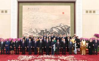 習(xí)近平和彭麗媛歡迎外方領(lǐng)導(dǎo)人夫婦及嘉賓