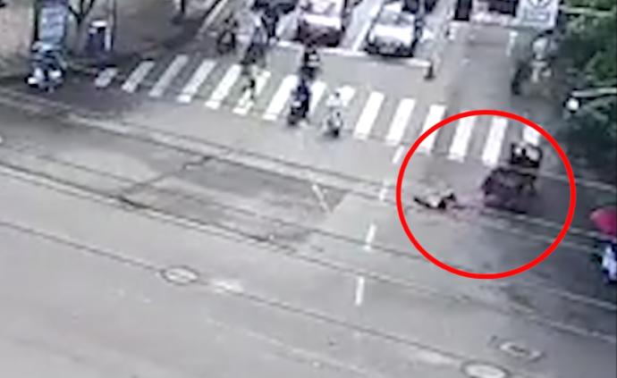 交警執(zhí)法遭撞擊，市民圍追堵截攔下司機