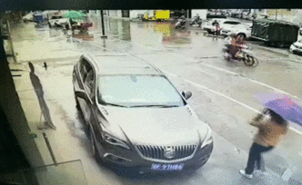 襄陽一路面因沼氣膨脹爆裂，路人受傷