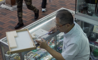 他不會(huì)打麻將，卻將中國(guó)的麻將文化帶向世界