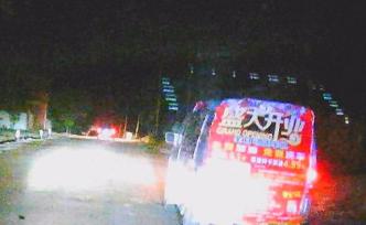 男子拒查逃竄，其友撞警車阻攔：均被拘